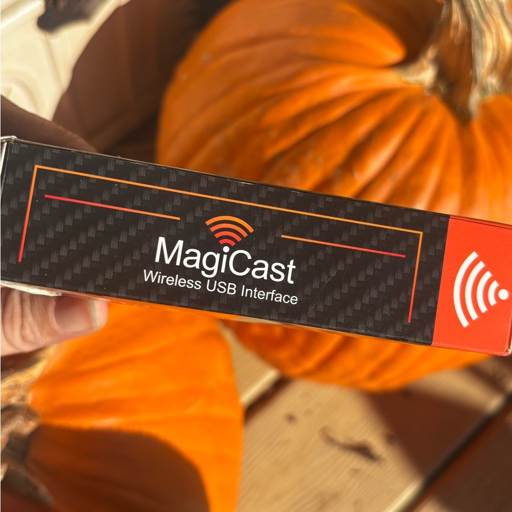 Magic Cast Wireless Apple and Android Adapter - Picture 3 of 5
